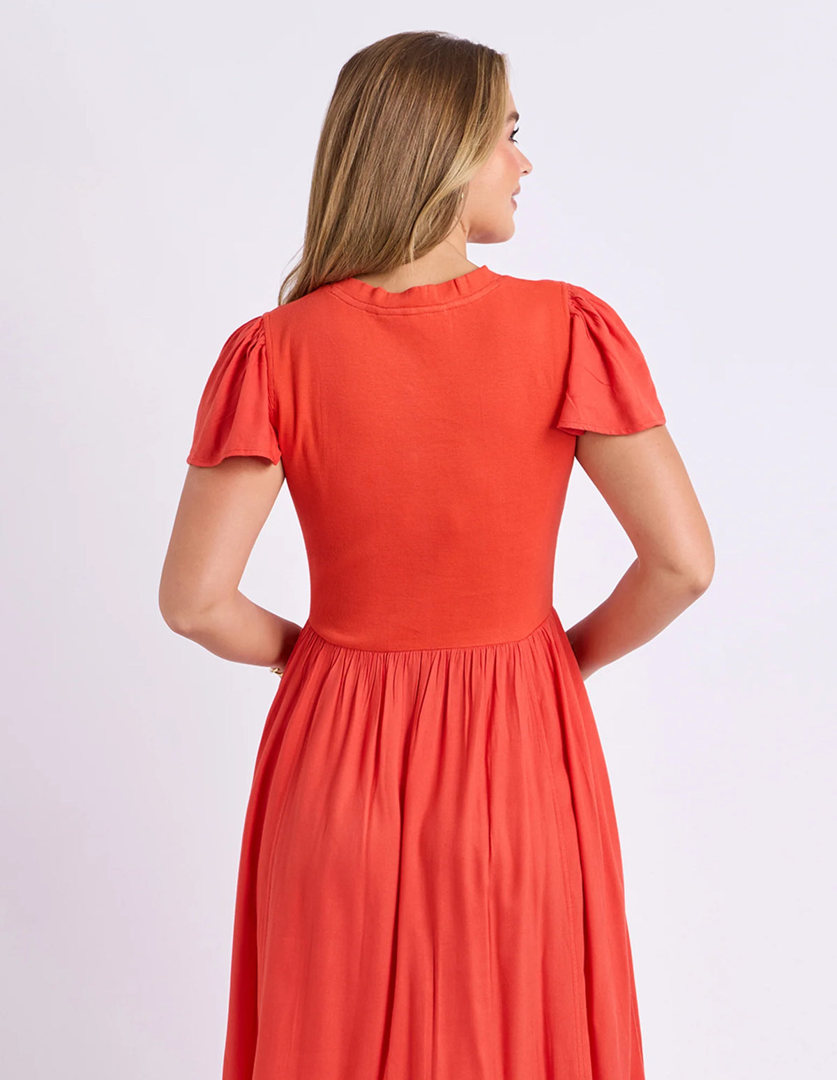 Effortless style with a perfect mix of textures. The Elle Dress features a ribbed cotton body that fits like a dream, paired with a flowy woven skirt and sleeves for comfortable movement. Midi length and crafted from soft cotton and viscose, it’s a standout piece for day or night.

Rib body
Woven skirt and sleeves
Midi length
BODY: 95% Cotton 5% Elastane SKIRT: 100% Viscose