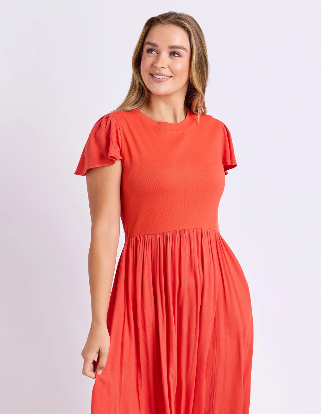 Effortless style with a perfect mix of textures. The Elle Dress features a ribbed cotton body that fits like a dream, paired with a flowy woven skirt and sleeves for comfortable movement. Midi length and crafted from soft cotton and viscose, it’s a standout piece for day or night.

Rib body
Woven skirt and sleeves
Midi length
BODY: 95% Cotton 5% Elastane SKIRT: 100% Viscose