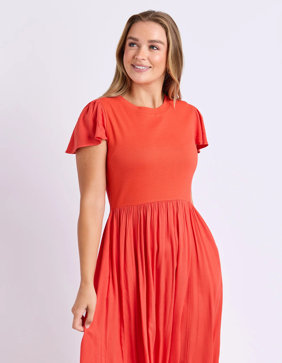 Effortless style with a perfect mix of textures. The Elle Dress features a ribbed cotton body that fits like a dream, paired with a flowy woven skirt and sleeves for comfortable movement. Midi length and crafted from soft cotton and viscose, it’s a standout piece for day or night.

Rib body
Woven skirt and sleeves
Midi length
BODY: 95% Cotton 5% Elastane SKIRT: 100% Viscose