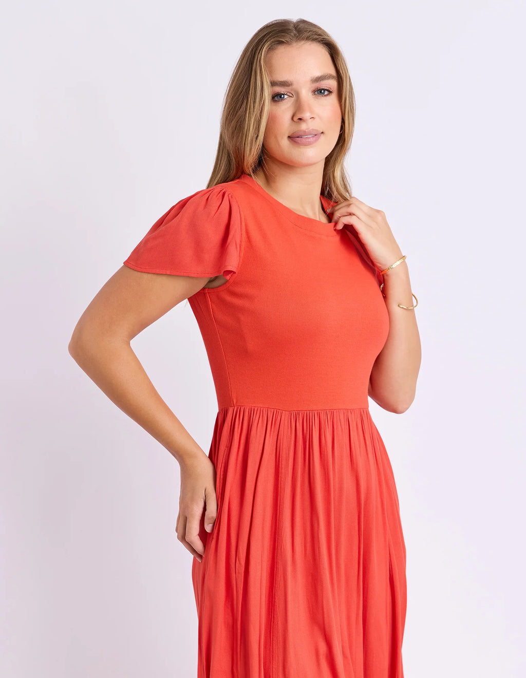 Effortless style with a perfect mix of textures. The Elle Dress features a ribbed cotton body that fits like a dream, paired with a flowy woven skirt and sleeves for comfortable movement. Midi length and crafted from soft cotton and viscose, it’s a standout piece for day or night.

Rib body
Woven skirt and sleeves
Midi length
BODY: 95% Cotton 5% Elastane SKIRT: 100% Viscose
