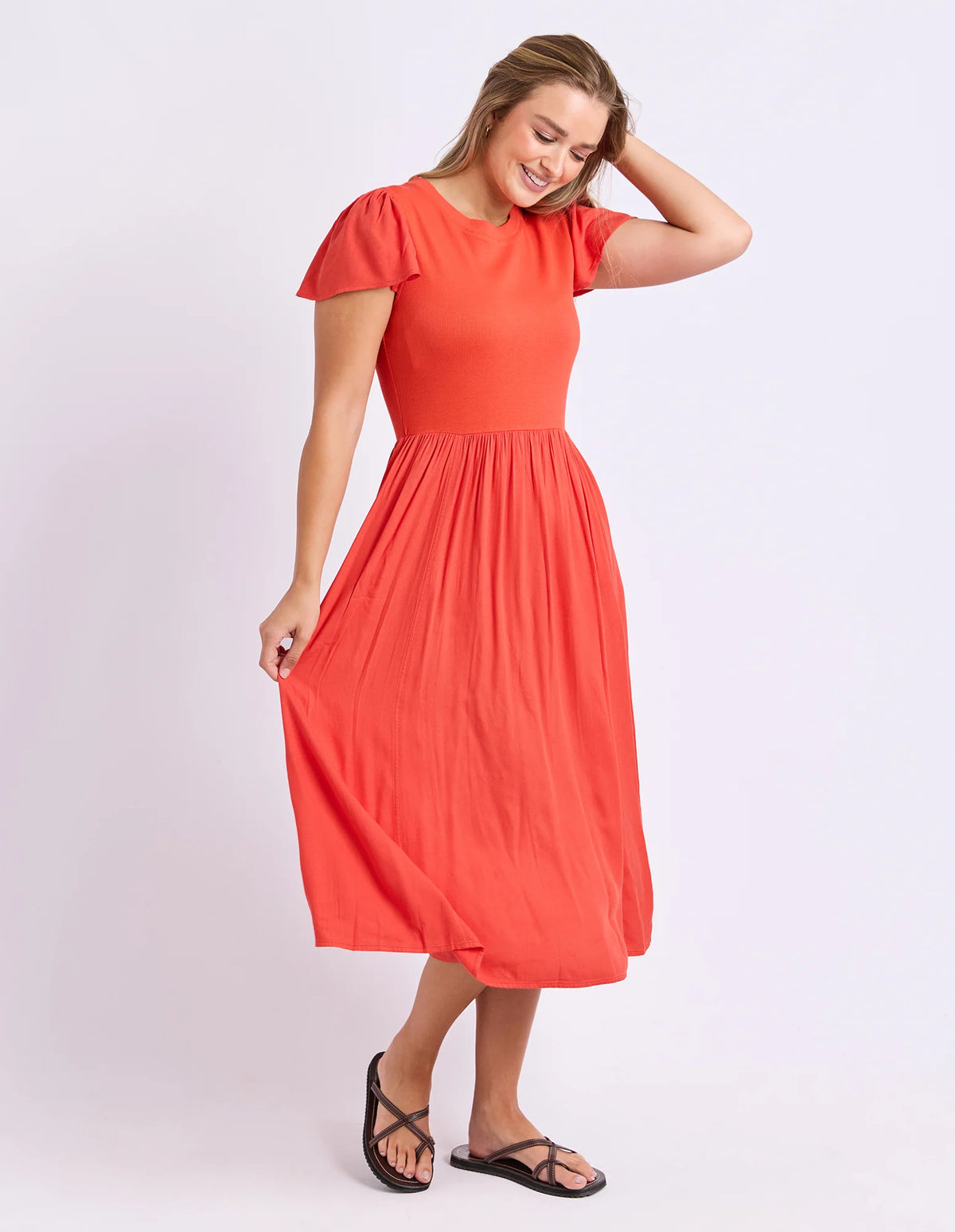 Effortless style with a perfect mix of textures. The Elle Dress features a ribbed cotton body that fits like a dream, paired with a flowy woven skirt and sleeves for comfortable movement. Midi length and crafted from soft cotton and viscose, it’s a standout piece for day or night.

Rib body
Woven skirt and sleeves
Midi length
BODY: 95% Cotton 5% Elastane SKIRT: 100% Viscose