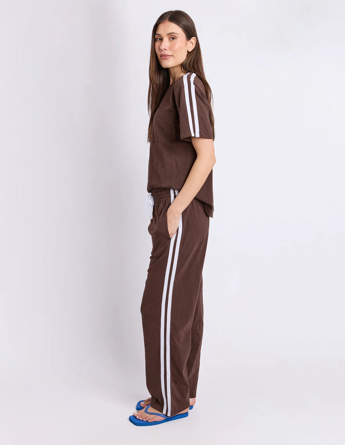 Relaxed, easy everyday fit
Classic round neckline
Large front pocket detail
Regular length
Soft 100% cotton
Versatile chocolate colour