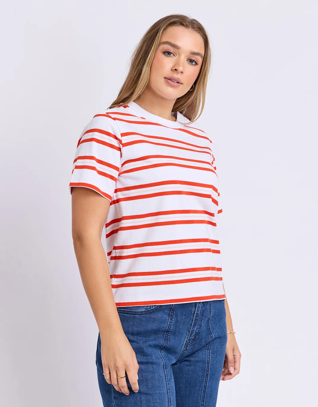 Classic crew neckline
Short sleeves
White base with red stripe design
Straight hemline
Easy pull-on style