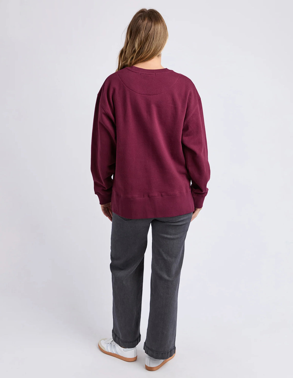 Specialty Foxwood front chest artwork
Side splits
Oversized fit
100% Cotton 