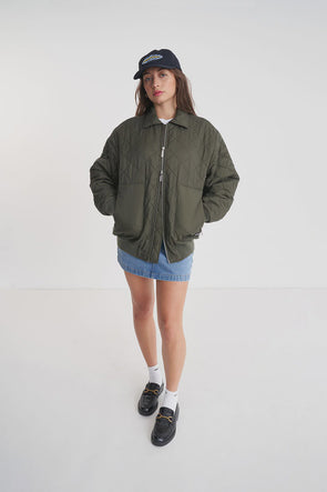 Get ready to add some Kiwi flair to your wardrobe with Huffer's Grid Quilt Jacket! Water resistant nylon shell and front zip opening keep you stylish and dry, while the rib collar, hem, and cuffs add a touch of streetwear cool. Designed in Aotearoa, this jacket is the perfect blend of NZ'ness and functionality.