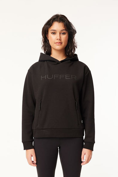 Black beauty by Huffer this hoodie is all the luxe loungewear we desire. With a thick fabrication it holds its own and keeps its structure. Featuring a Huffer branding and invisible zips. A layer to take you to the gym, for a walk or simply a movie on the couch.