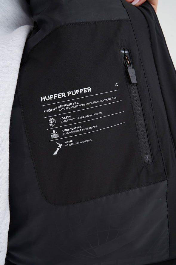 Stay warm in style with our recycled polyester jacket. Made with REPREVE fill from recycled bottles, it offers functional warmth while reducing environmental impact. The cropped design and DWR coating make it both trendy and practical. Plus, Japanese YKK zips and Huffer's toasty pocket lining add the perfect finishing touches.