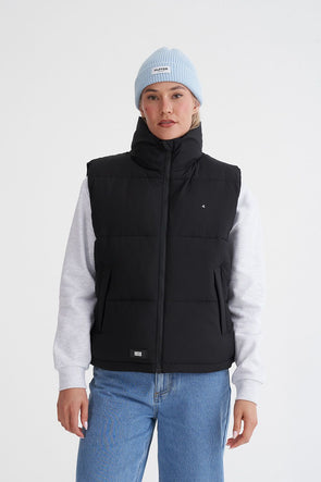 Stay warm in style with our recycled polyester jacket. Made with REPREVE fill from recycled bottles, it offers functional warmth while reducing environmental impact. The cropped design and DWR coating make it both trendy and practical. Plus, Japanese YKK zips and Huffer's toasty pocket lining add the perfect finishing touches.