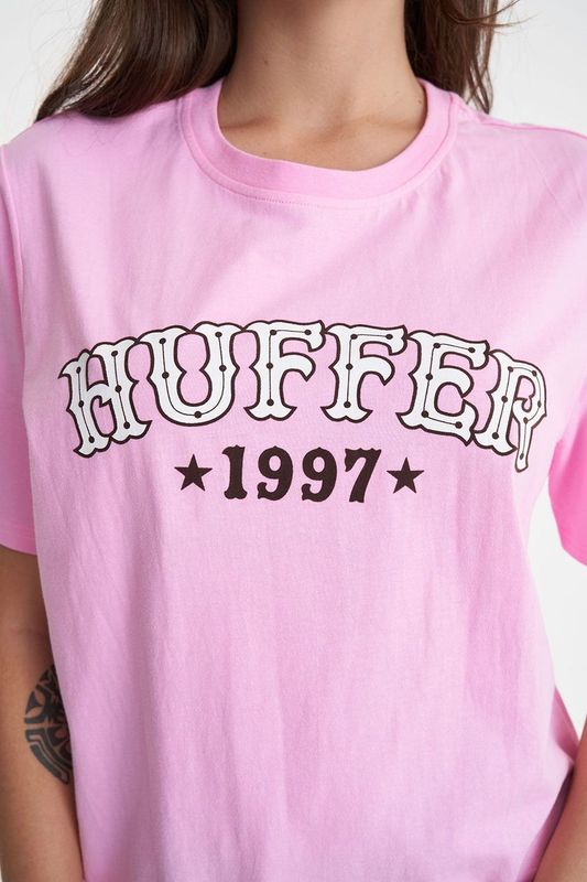 Classic Huffer tee in a pale pink colour. With brand name and est. year in a cowboy font.