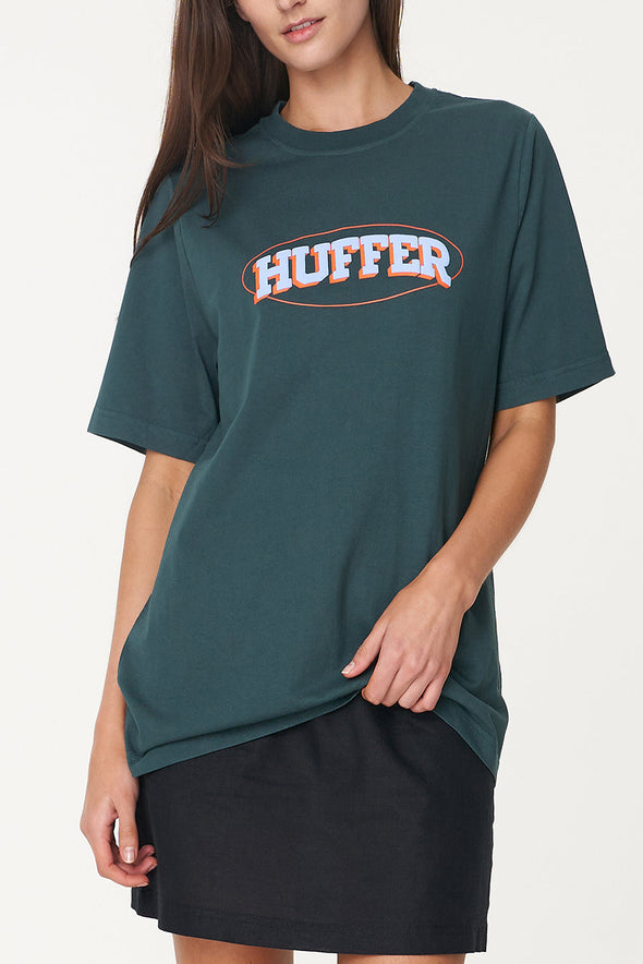 Huffer free tee in the juniper colour way. We love a huffer tee quality cotton and a tee you'll be reaching for all summer in this great colour. 100% Cotton / 220gsm / 25mm Neck rib / Premium weight jersey / Boxy oversized fit / Short sleeve / Huffer branded screenprint