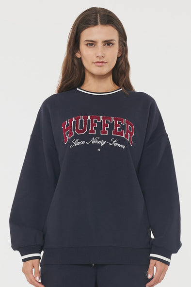 Snuggle up in this fleecy lined crew by Huffer. Featuring oversized textured branding . True to size for an oversize fit or size down two sizes for a more fitted crew. 100% Cotton / 500gsm / Premium weight brushback fleece / Oversized elongated fit / 20mm Neck rib / Huffer branded chenille applique