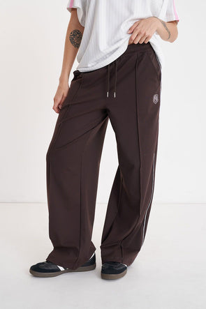 Step up your game with these Repping Huffer Football Club pants. Made from durable, high quality materials, these pants will keep you in control since 1997. Stay ahead with their high waist and wide leg design, all while repping your favorite football club.