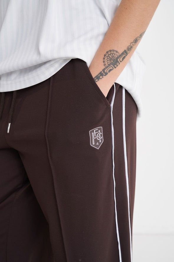 Step up your game with these Repping Huffer Football Club pants. Made from durable, high quality materials, these pants will keep you in control since 1997. Stay ahead with their high waist and wide leg design, all while repping your favorite football club.