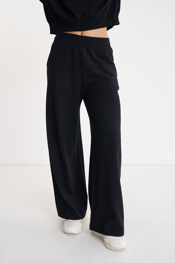 Introducing the Merino Lounge Pant, perfect for lounging in ultimate comfort. Made with a blend of 50% cotton and 50% merino wool, this fully fashioned knit pant features a loose fit and elasticated waistband for maximum relaxation. Why sacrifice style for comfort when you can have both?