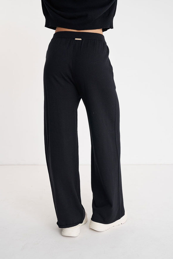 Introducing the Merino Lounge Pant, perfect for lounging in ultimate comfort. Made with a blend of 50% cotton and 50% merino wool, this fully fashioned knit pant features a loose fit and elasticated waistband for maximum relaxation. Why sacrifice style for comfort when you can have both?