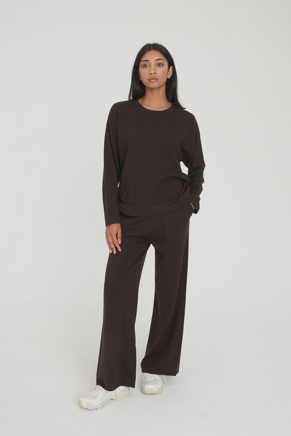Huffer Cotton Merino Knit Pant

50% Cotton, 50% Merino wool blend

Soft, warm and breathable knit fabric

Fully fashioned knit construction

Relaxed loose fit for everyday comfort

Elasticated waistband for an easy fit

Huffer branded gold metal plate detail