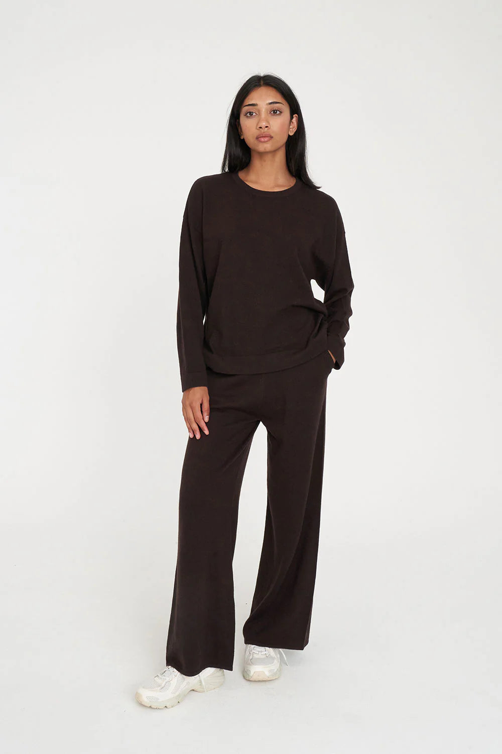 Huffer Cotton Merino Knit Pant

50% Cotton, 50% Merino wool blend

Soft, warm and breathable knit fabric

Fully fashioned knit construction

Relaxed loose fit for everyday comfort

Elasticated waistband for an easy fit

Huffer branded gold metal plate detail