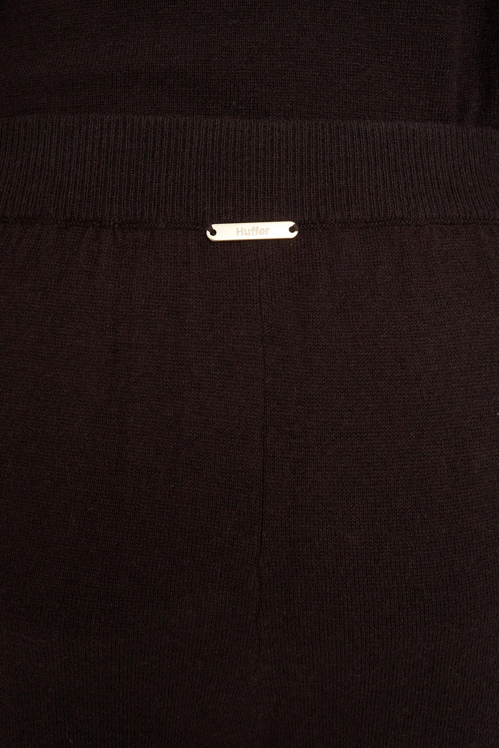 Huffer Cotton Merino Knit Pant

50% Cotton, 50% Merino wool blend

Soft, warm and breathable knit fabric

Fully fashioned knit construction

Relaxed loose fit for everyday comfort

Elasticated waistband for an easy fit

Huffer branded gold metal plate detail