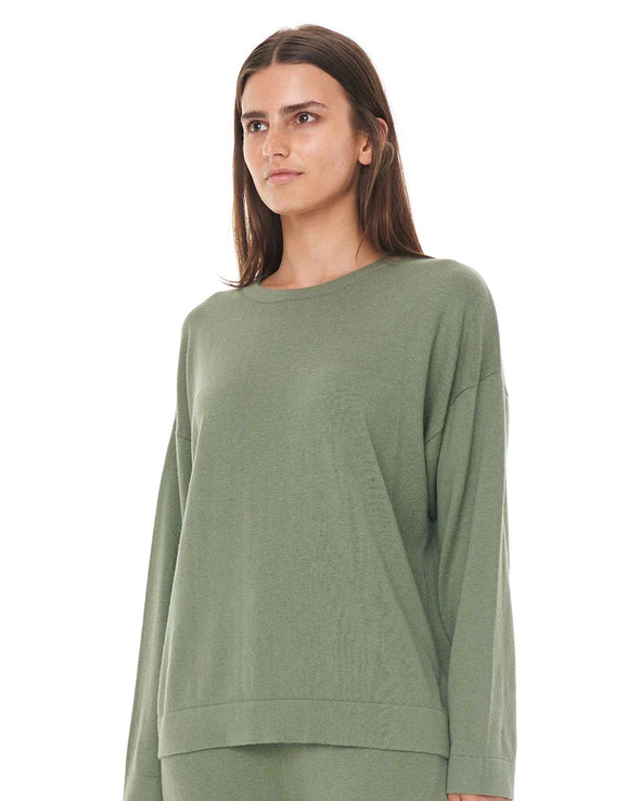 Our versatile yet stylish Neve Crew top from Huffer is sure to please, coming in so many gorgeous colours along with a 50% merino contents this top is your winter essential. The Neve Crew sports a round neck and long sleeves with a relaxed fit. Size down if you prefer a more fitted look.