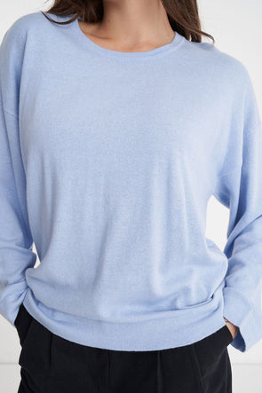 Take your relaxation to new heights with this crewneck sweater. Made with a luxurious blend of 50% cotton and 50% merino wool, this fully fashioned knit features a drop shoulder and a classic fit. Plus, add a touch of style with the Huffer branded gold metal plate. Knitting up a storm has never been more stylish.