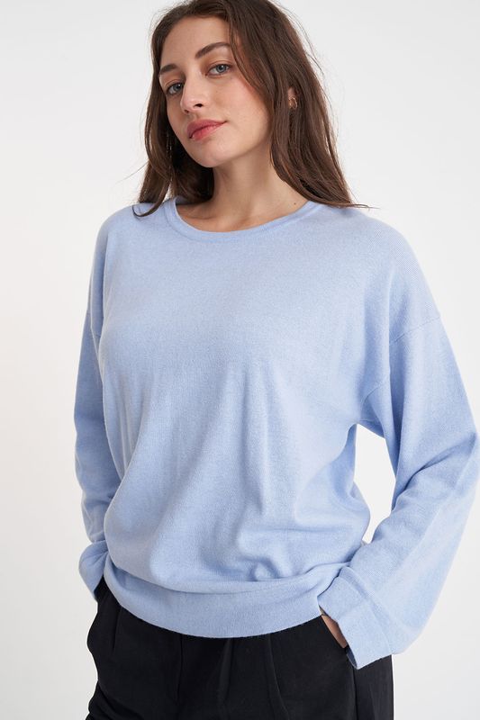 Take your relaxation to new heights with this crewneck sweater. Made with a luxurious blend of 50% cotton and 50% merino wool, this fully fashioned knit features a drop shoulder and a classic fit. Plus, add a touch of style with the Huffer branded gold metal plate. Knitting up a storm has never been more stylish.