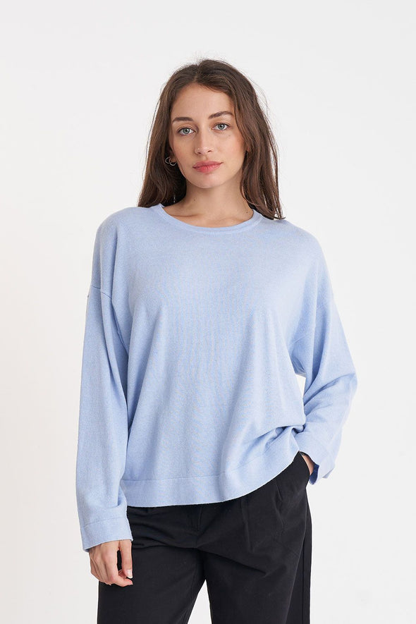 Take your relaxation to new heights with this crewneck sweater. Made with a luxurious blend of 50% cotton and 50% merino wool, this fully fashioned knit features a drop shoulder and a classic fit. Plus, add a touch of style with the Huffer branded gold metal plate. Knitting up a storm has never been more stylish.