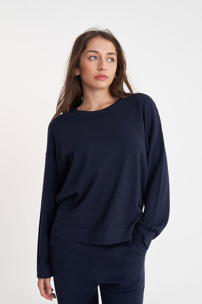 Indulge in some crew relaxation at new heights with our 50% Cotton, 50% Merino knit. Perfectly fashioned with a classic fit, drop shoulder, and topped off with a Huffer branded gold metal plate. Knit up a storm while staying stylish!