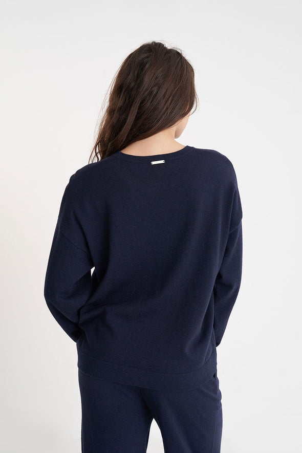 Indulge in some crew relaxation at new heights with our 50% Cotton, 50% Merino knit. Perfectly fashioned with a classic fit, drop shoulder, and topped off with a Huffer branded gold metal plate. Knit up a storm while staying stylish!