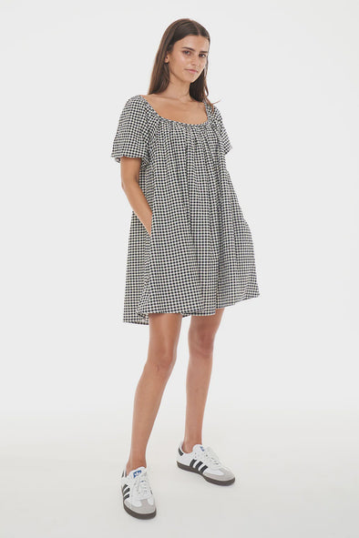 The easiest of throw on dresses. Light weight and a crinkle texture. The sleeves have an elasticated band, so billow as you please! Simple for summer or a winter option with boots and a chunky cardigan. You'll be reaching for this time and time again.