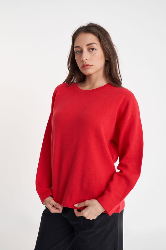 Kick it back and unwind with the squad in this 100% cotton knit sweater from Huffer. With a classic fit and drop shoulder design, you'll be taking relaxation to brand new heights. And with a Huffer branded gold metal plate, you'll be looking fly while knitting up a storm. Time to chill!