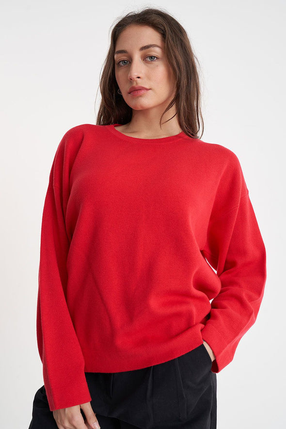 Kick it back and unwind with the squad in this 100% cotton knit sweater from Huffer. With a classic fit and drop shoulder design, you'll be taking relaxation to brand new heights. And with a Huffer branded gold metal plate, you'll be looking fly while knitting up a storm. Time to chill!