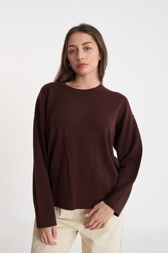 Kick it back and unwind with the squad in this 100% cotton knit sweater from Huffer. With a classic fit and drop shoulder design, you'll be taking relaxation to brand new heights. And with a Huffer branded gold metal plate, you'll be looking fly while knitting up a storm. Time to chill!