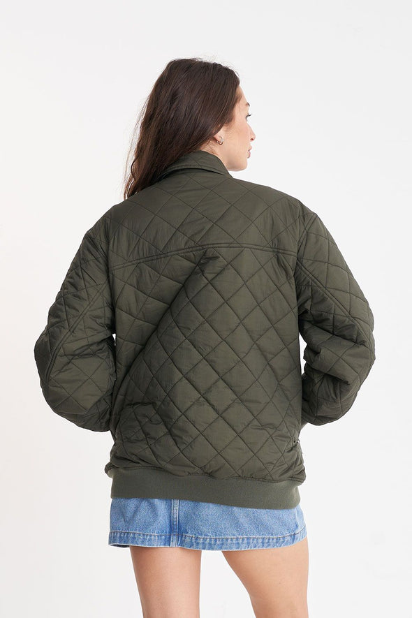 Get ready to add some Kiwi flair to your wardrobe with Huffer's Grid Quilt Jacket! Water resistant nylon shell and front zip opening keep you stylish and dry, while the rib collar, hem, and cuffs add a touch of streetwear cool. Designed in Aotearoa, this jacket is the perfect blend of NZ'ness and functionality.