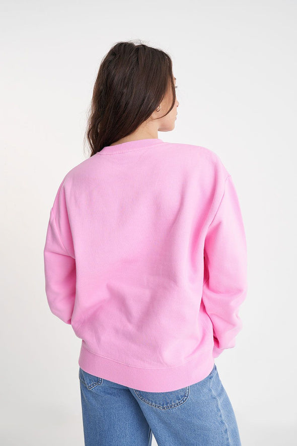 Get comfortable and stylish in this relaxed crewneck by Huffer. Stand out in the crowd with its pretty pink color and bold logo. Perfect for any casual outing.