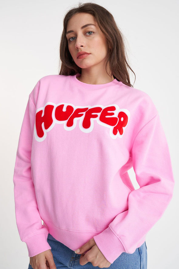 Get comfortable and stylish in this relaxed crewneck by Huffer. Stand out in the crowd with its pretty pink color and bold logo. Perfect for any casual outing.