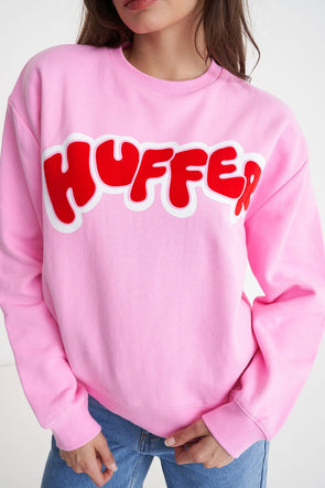 Experience pure bliss and fun with this stylish and easy-going Huffer crewneck. Stand out in the crowd with its captivating pink shade and bold logo. Great for any laid-back event. Oversize in the relaxed style Huffer is renowned for - a great layer heading into the cooler months