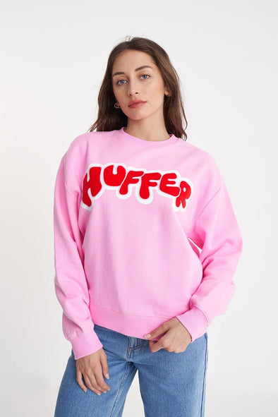 Get comfortable and stylish in this relaxed crewneck by Huffer. Stand out in the crowd with its pretty pink color and bold logo. Perfect for any casual outing.