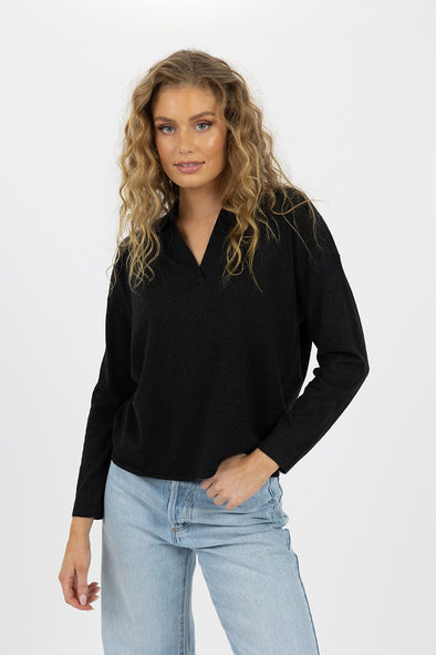 A knit we know will be reached for time and time again. Featuring a V neck and collared neckline giving this top a fun detail. with a midweight feel it offers warmth with remaining sleek and fitted. Black you can never go wrong styled alongside any of your favourite tones.