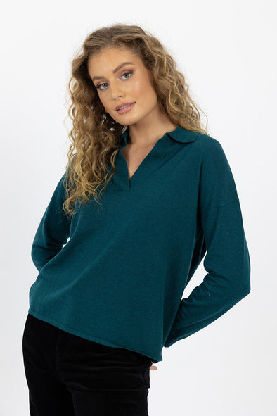 A knit we know will be reached for time and time again. Featuring a V neck and collared neckline giving this top a fun detail. with a midweight feel it offers warmth with remaining sleek and fitted. Sea Blue is a dream colourway to add some colour to your winter wardrobe.