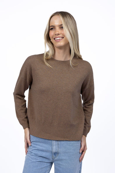 Super soft round-neck sweater.
Drop shoulder design - relaxed, straight through fitting.
Ribbed finish on neck, cuffs and hem.
Super soft cotton/cashmere blend- lightweight but will keep you warm.
Sits at hip on average height.
Low pilling.