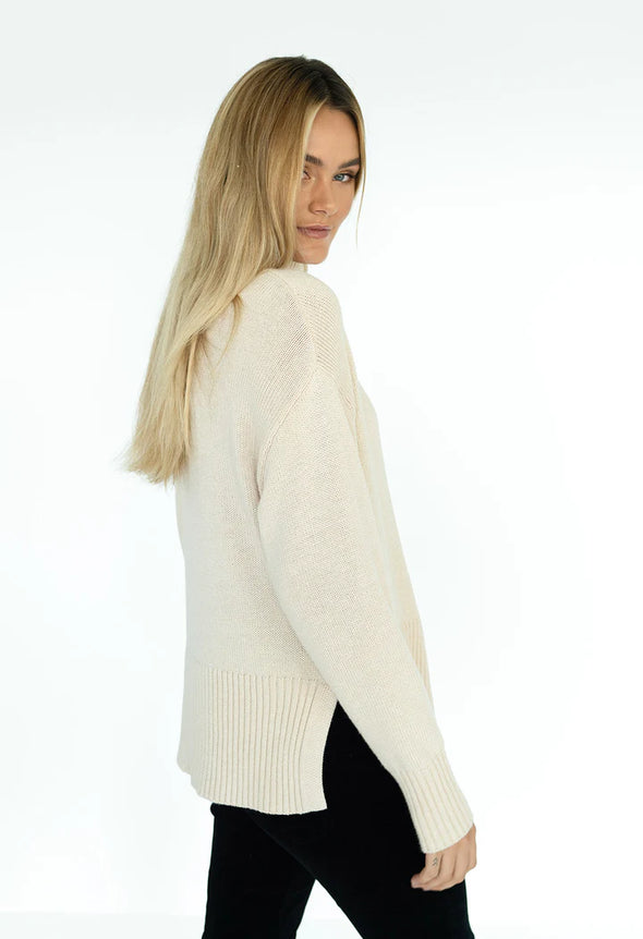 1/4 zip jumper with side splits to give this jumper a feminine touch. Easily styled with denim or leggings for every day options or tuck into a skirt for a winter cosy look