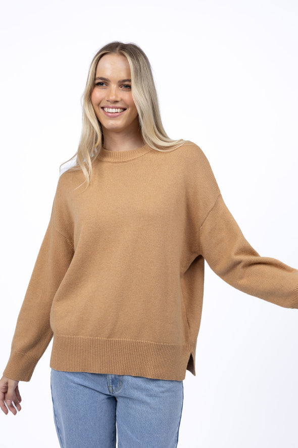 Super soft, oversized jumper.
Non-itchy wool blend.
Roomy fit that drapes away from the body.
Dropped shoulder design.
Ribbed cuffs, neck and hem.&nbsp;
Wide feature band at hem with side splits.
Available in three fab colours.
True to size. Relaxed fit throughout