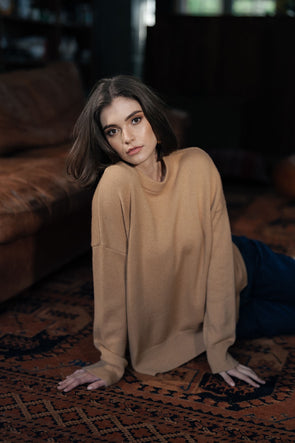 Super soft, oversized jumper.
Non-itchy wool blend.
Roomy fit that drapes away from the body.
Dropped shoulder design.
Ribbed cuffs, neck and hem.&nbsp;
Wide feature band at hem with side splits.
Available in three fab colours.
True to size. Relaxed fit throughout