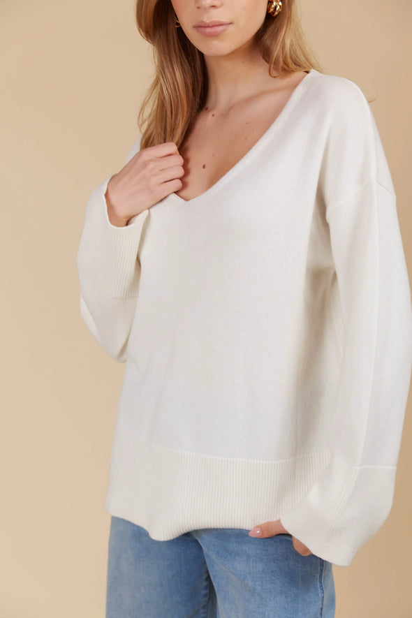 V-neck
Drop shoulder
Long sleeves
Side vents
Easy fit
50% Nylon, 35% Wool, 15% Acrylic