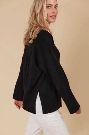 V-neck
Drop shoulder
Long sleeves
Side vents
Easy fit
50% Nylon, 35% Wool, 15% Acrylic