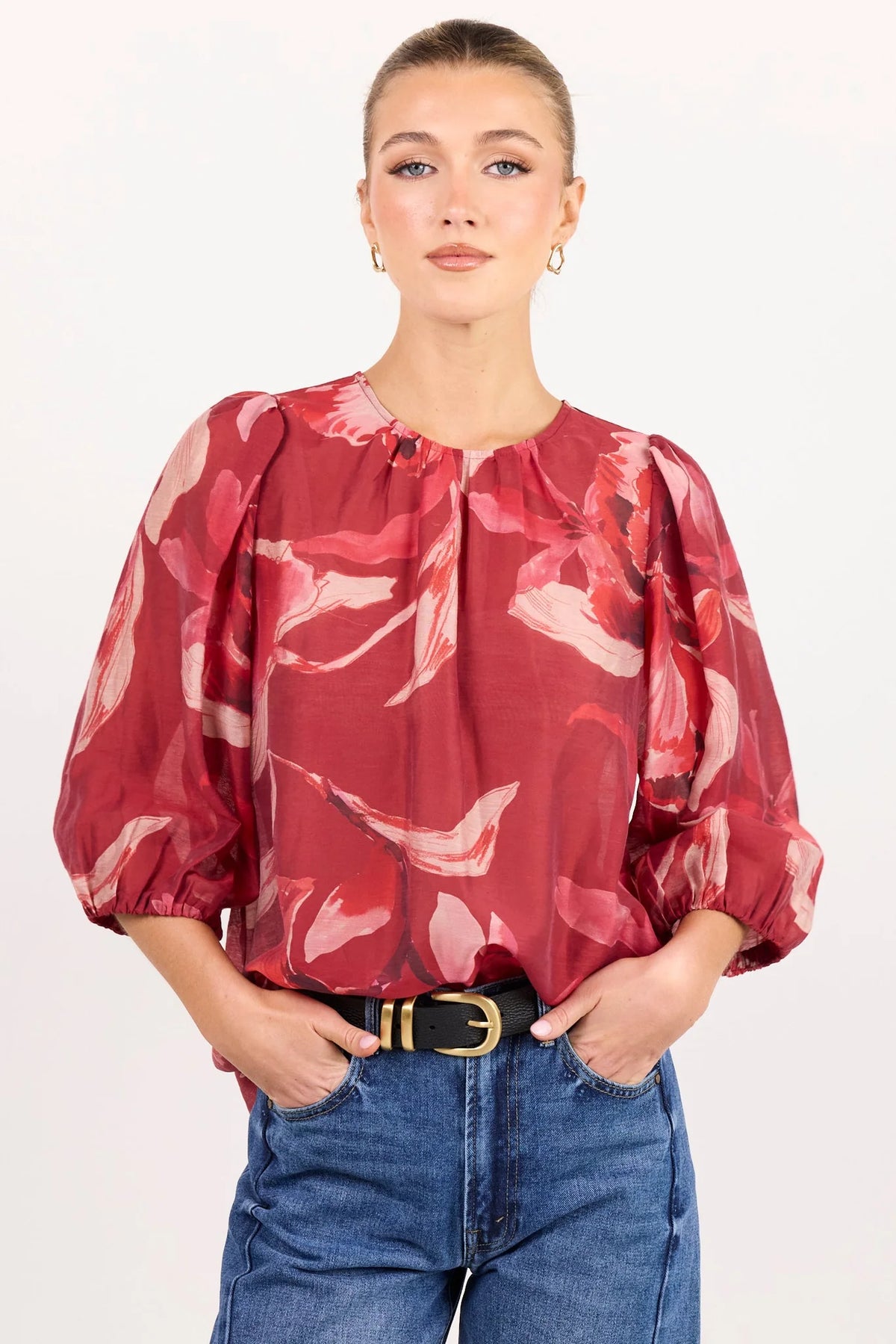 - Round neckline
- Short balloon sleeves
- Elasticated cuffs
- Pull-on design
- Relaxed silhouette
- Delicate garment care
- Fabric Composition - 70% Lyocell 17% Polyamide 13% Linen