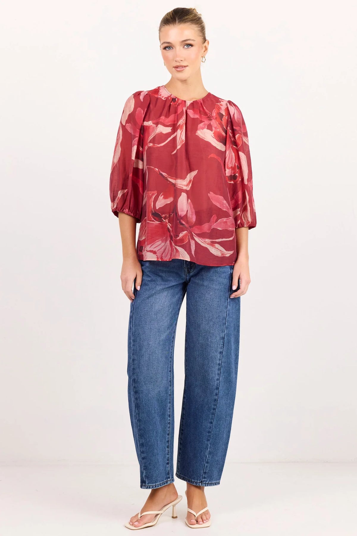 - Round neckline
- Short balloon sleeves
- Elasticated cuffs
- Pull-on design
- Relaxed silhouette
- Delicate garment care
- Fabric Composition - 70% Lyocell 17% Polyamide 13% Linen