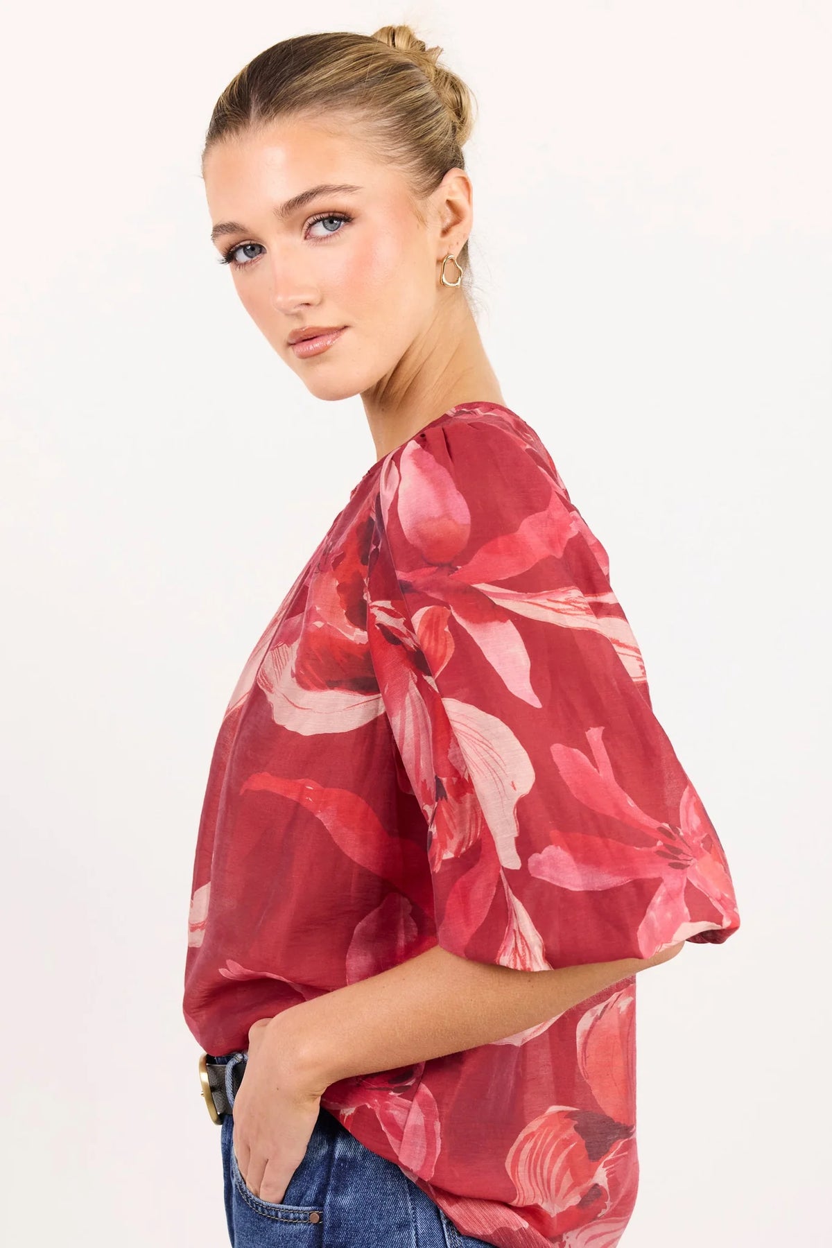 - Round neckline
- Short balloon sleeves
- Elasticated cuffs
- Pull-on design
- Relaxed silhouette
- Delicate garment care
- Fabric Composition - 70% Lyocell 17% Polyamide 13% Linen