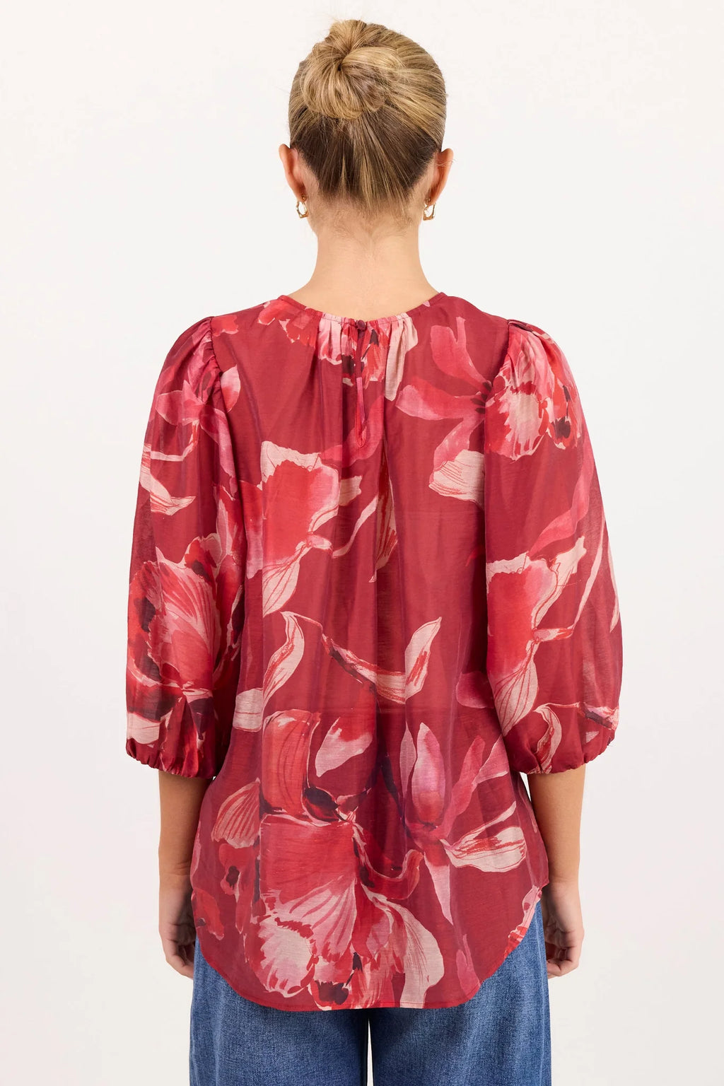 - Round neckline
- Short balloon sleeves
- Elasticated cuffs
- Pull-on design
- Relaxed silhouette
- Delicate garment care
- Fabric Composition - 70% Lyocell 17% Polyamide 13% Linen