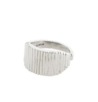 Cultivate the minimalist beauty with the silver-plated Jemma ring. The ring's delicate ribbed surface creates a luxurious look with a touch of natural inspiration. The soft waves of the lines create a harmonious contrast to the ring's solid silhouette and give you the ideal statement piece for a classy look with a focus on exclusive details.